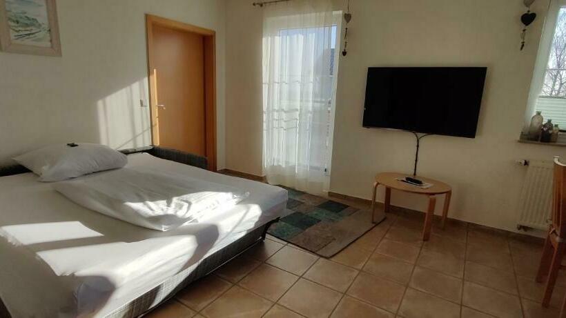 דירת חדר, Brigel Hof