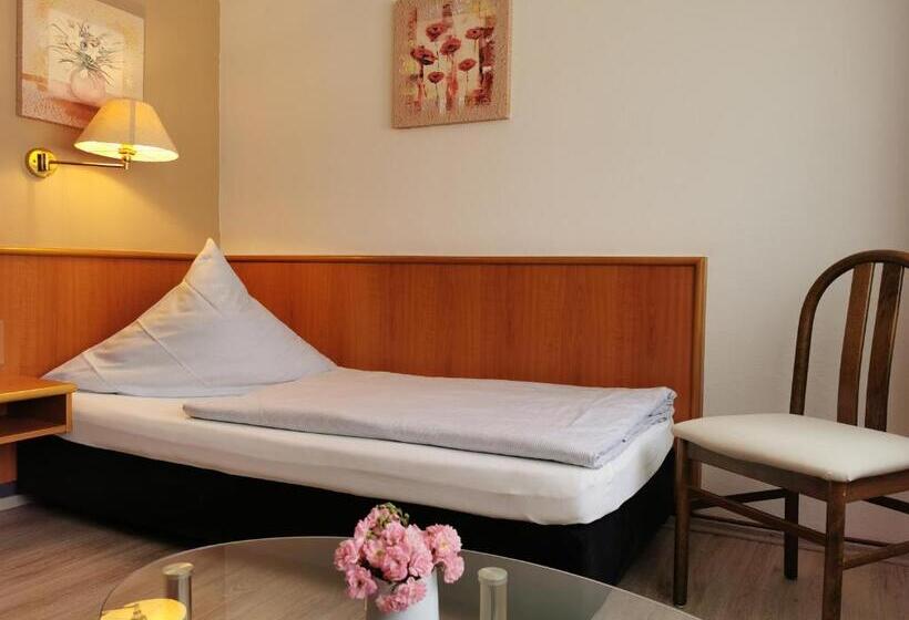 标准单人间, Mainperle