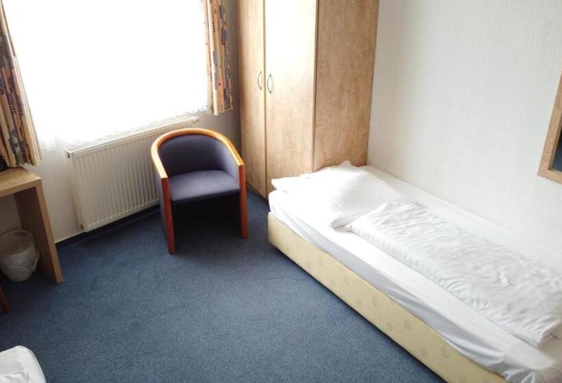 חדר קלאסי לשלושה, Sorella