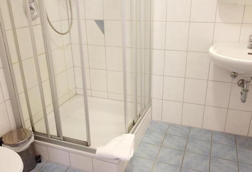 חדר קלאסי לשלושה, Sorella