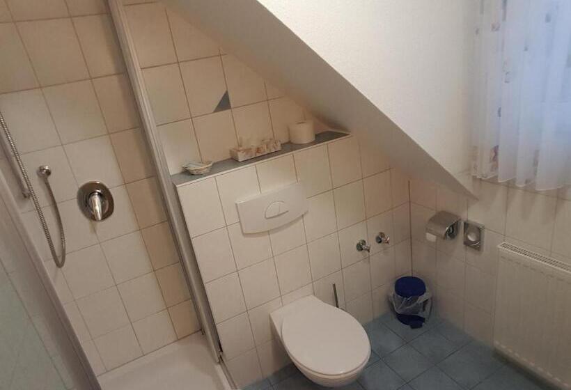 חדר אקונומי לשלושה, Sorella