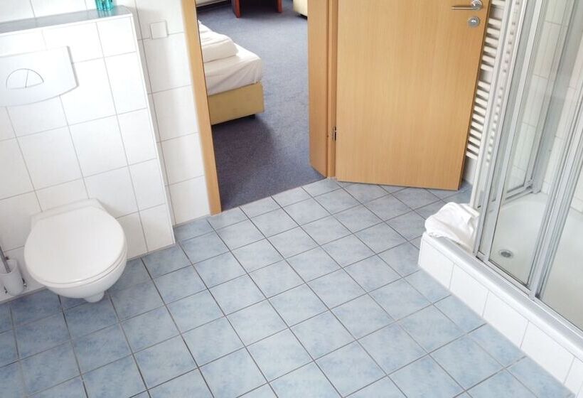 חדר קלאסי לשלושה, Sorella