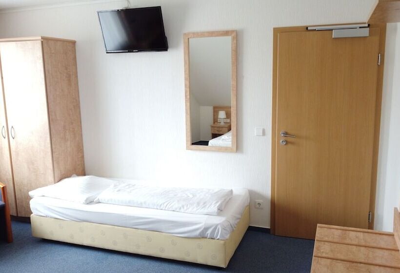 חדר קלאסי לשלושה, Sorella