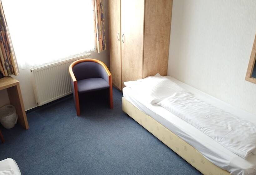 חדר קלאסי לשלושה, Sorella