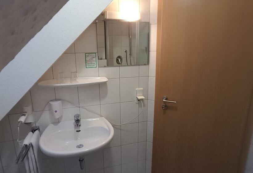 חדר אקונומי לשלושה, Sorella