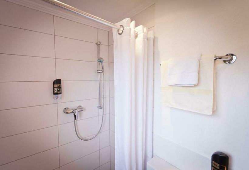 חדר סטנדרט יחיד, Spies