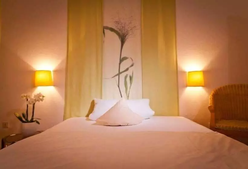 Deluxe Yhden Hengen Huone, Spies