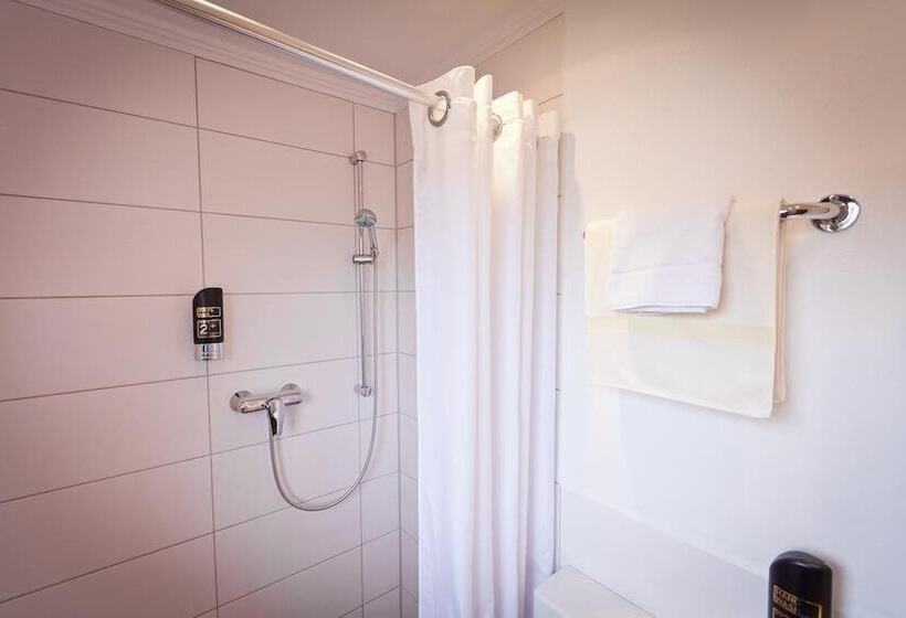 חדר דלוקס יחיד, Spies