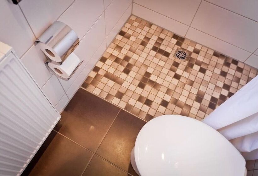 חדר דלוקס יחיד, Spies