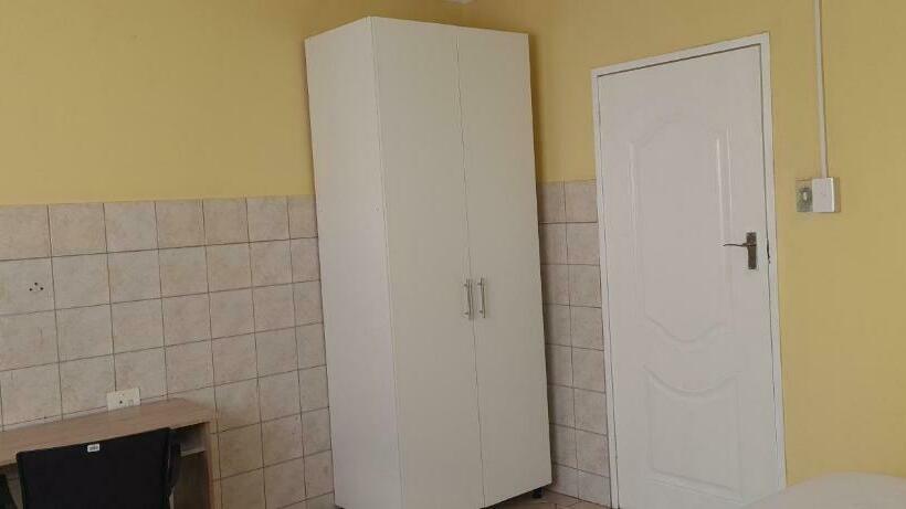 غرفة قياسية حمام مشترك, Ojong S Court Kraaifontein