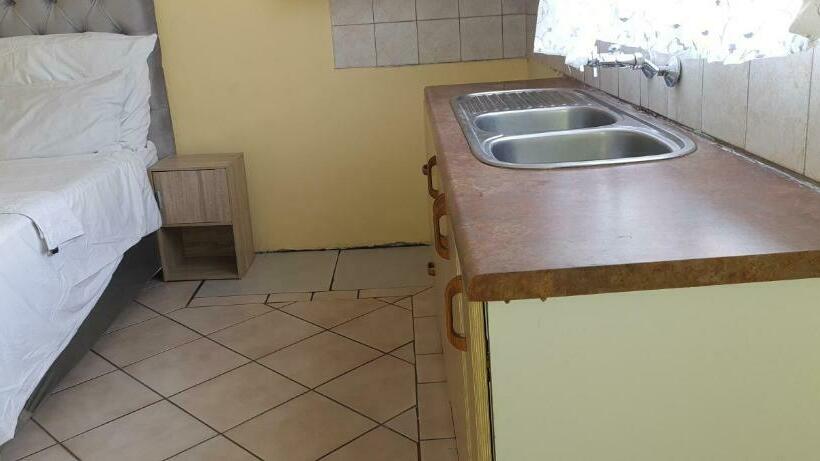 غرفة قياسية حمام مشترك, Ojong S Court Kraaifontein