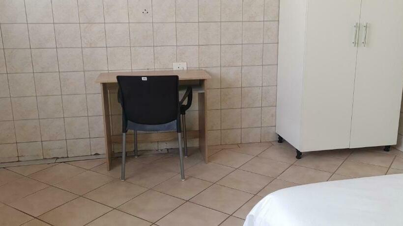 Номер Стандарт Совместная Ванная, Ojong S Court Kraaifontein