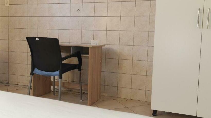 غرفة قياسية حمام مشترك, Ojong S Court Kraaifontein