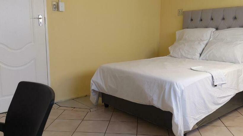 غرفة قياسية حمام مشترك, Ojong S Court Kraaifontein