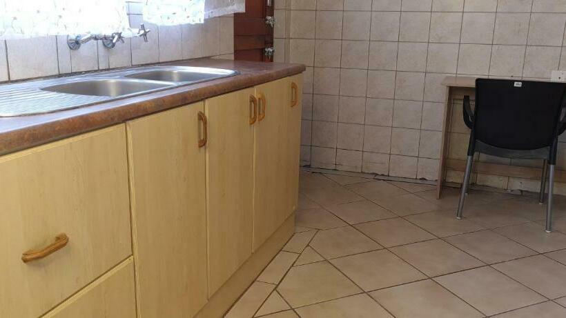 غرفة قياسية حمام مشترك, Ojong S Court Kraaifontein