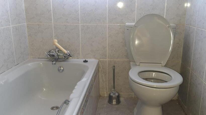 غرفة قياسية حمام مشترك, Ojong S Court Kraaifontein