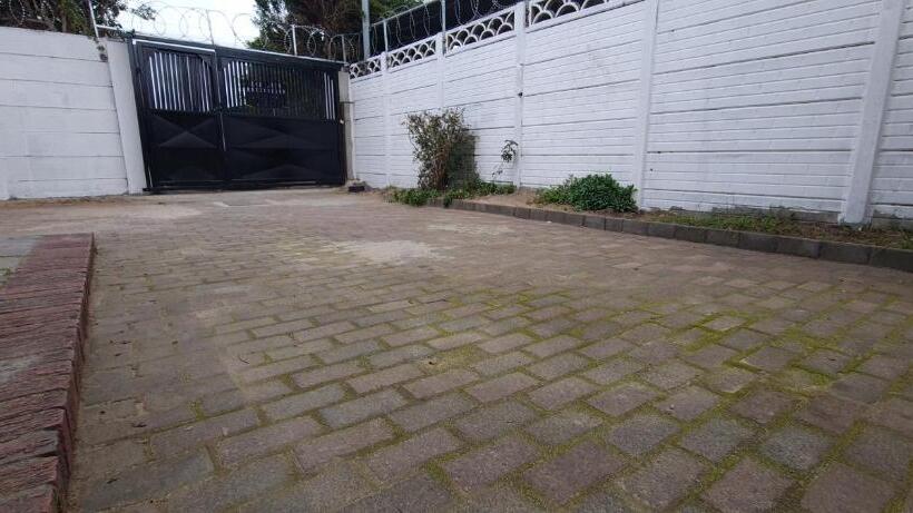 غرفة قياسية حمام مشترك, Ojong S Court Kraaifontein