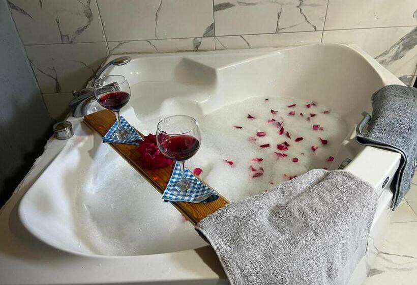 标准间带漩涡浴缸, Villa Blacksea