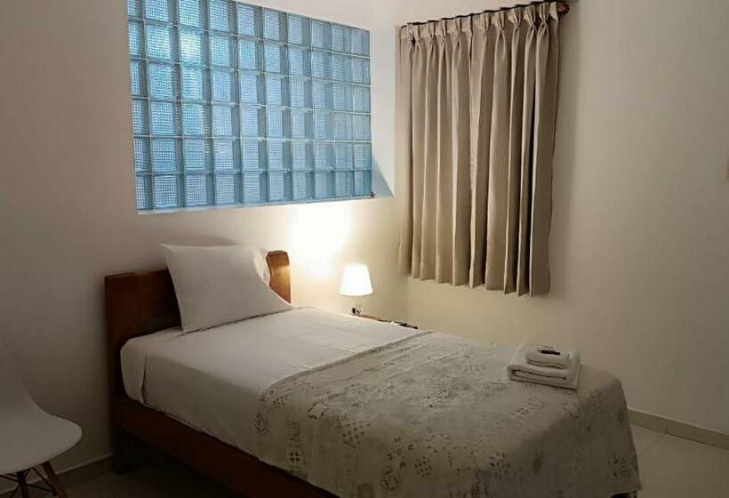 غرفة عائلية, Aural