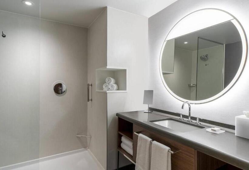 스위트 킹사이즈 침대, Courtyard By Marriott Montreal Laval