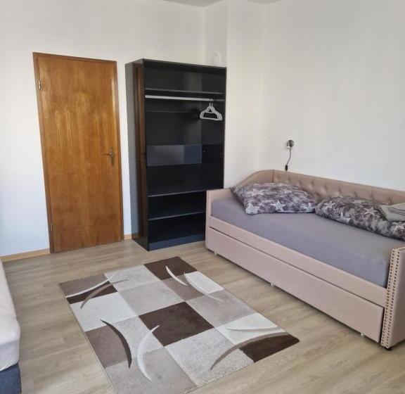 标准工作室, Pension Valentina