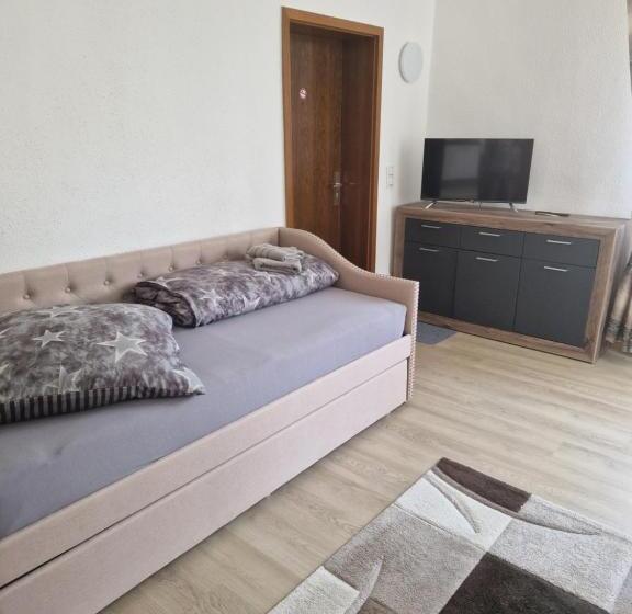 标准工作室, Pension Valentina