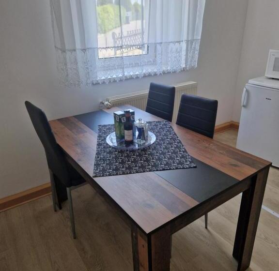 标准工作室, Pension Valentina