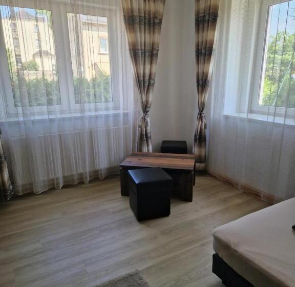 标准工作室, Pension Valentina