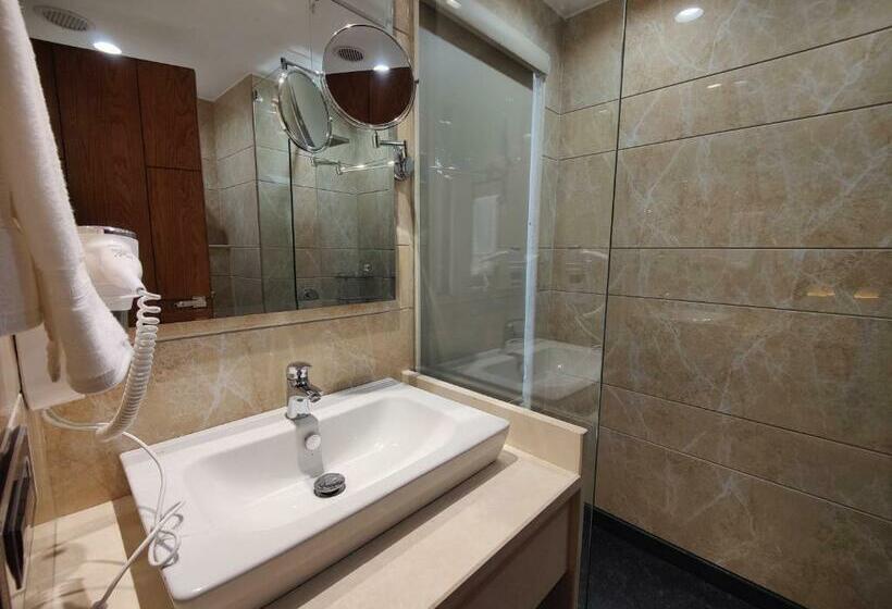 غرفة قياسية سرير كينج, Kaithal Resort   Kasauli