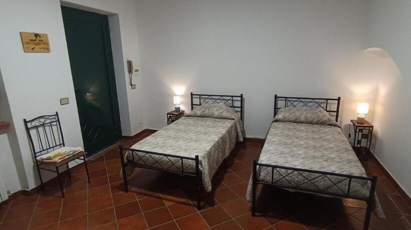 شقة غرفتين, Moon Ash   Cenere Di Luna