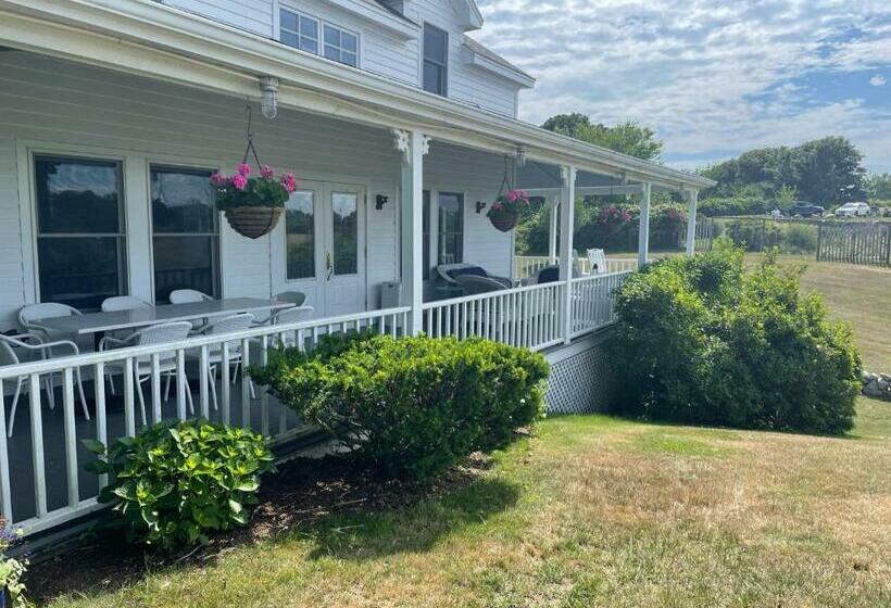 جناح مزوَّد بشرفة, Atlantic Inn