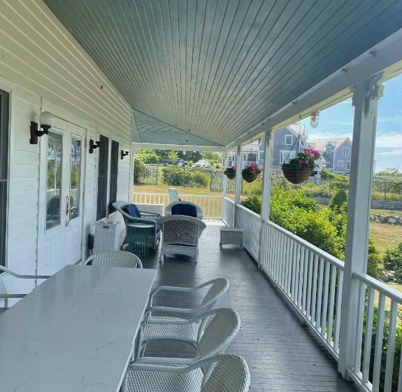 جناح مزوَّد بشرفة, Atlantic Inn