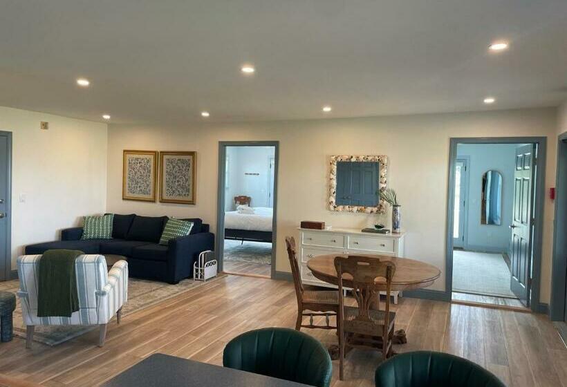 جناح مزوَّد بشرفة, Atlantic Inn