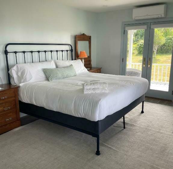 جناح مزوَّد بشرفة, Atlantic Inn