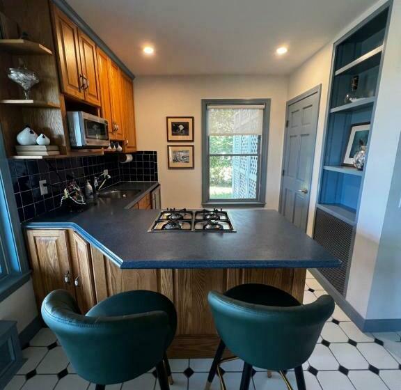 جناح مزوَّد بشرفة, Atlantic Inn