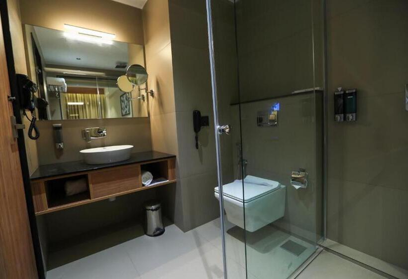 غرفة ديلوكس مزودة بشرفة, Saffron Wayanad