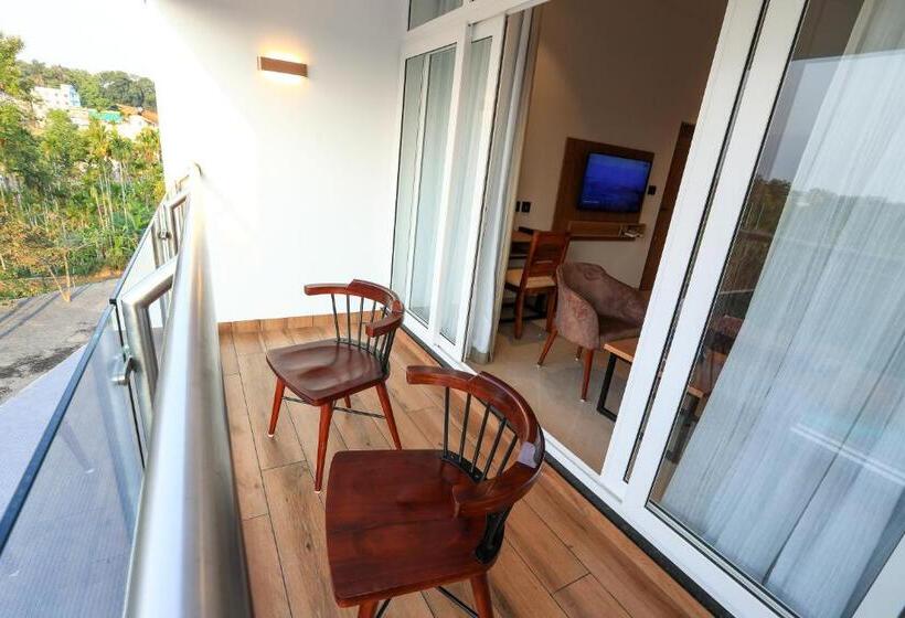 جناح مزوَّد بشرفة, Saffron Wayanad