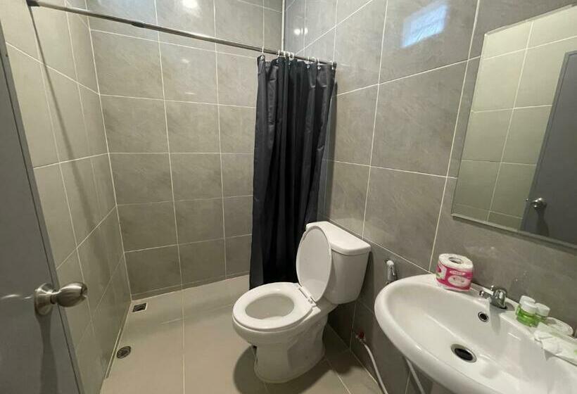 חדר אקונומי לשלושה, Soysiam