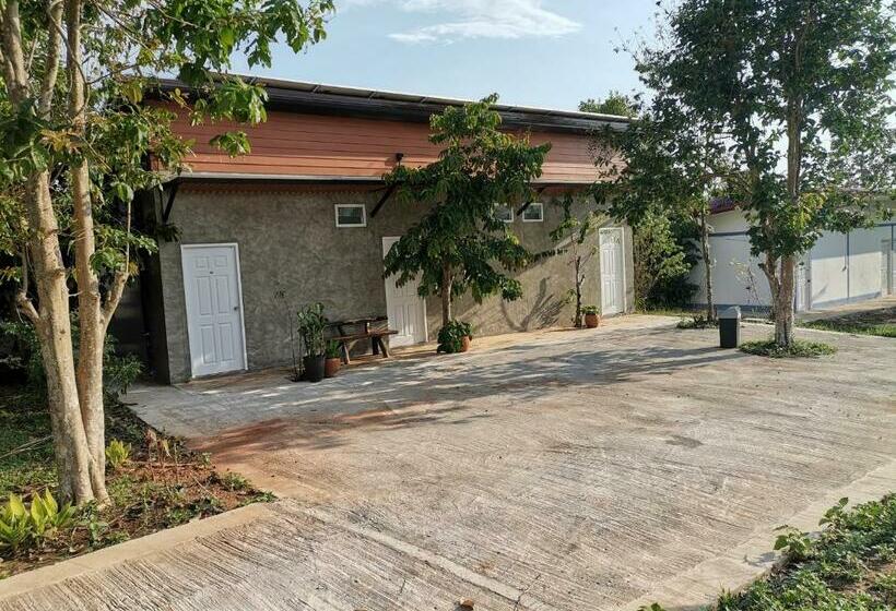 חדר אקונומי לשלושה, Soysiam