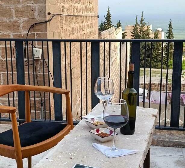 اتاق استاندارد, Tuğmaner  Small House Ajar