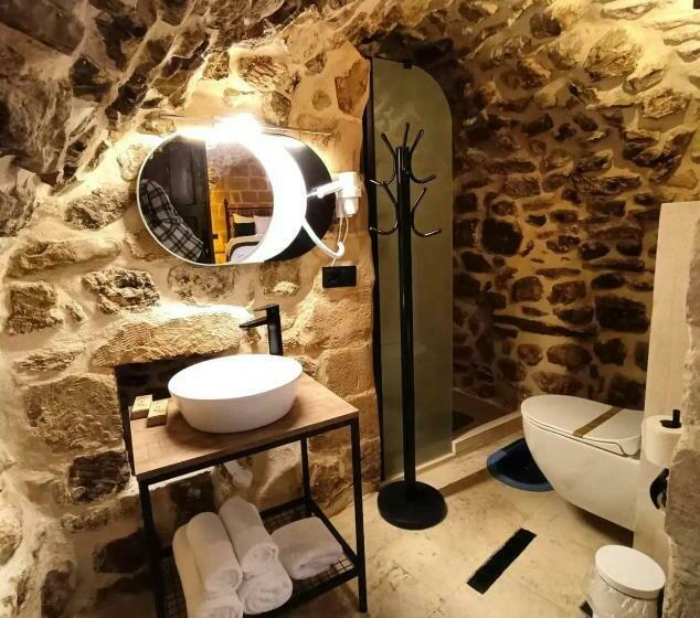 اتاق استاندارد, Tuğmaner  Small House Ajar