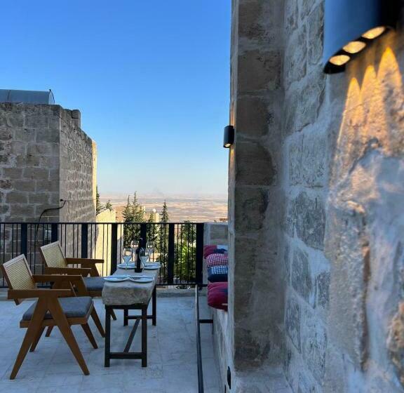 اتاق لوکس, Tuğmaner  Small House Ajar