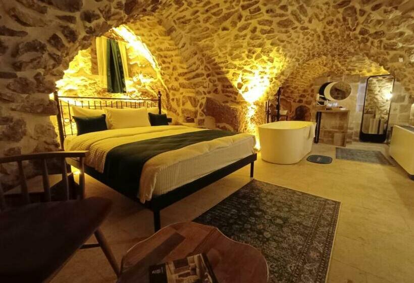 اتاق لوکس, Tuğmaner  Small House Ajar