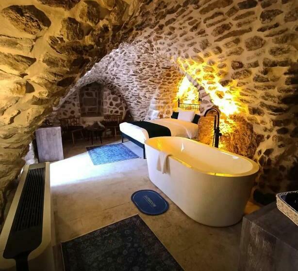 اتاق لوکس, Tuğmaner  Small House Ajar