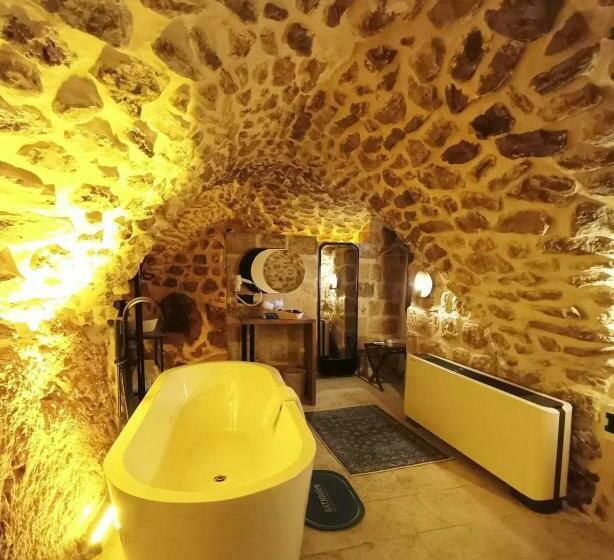 اتاق لوکس, Tuğmaner  Small House Ajar