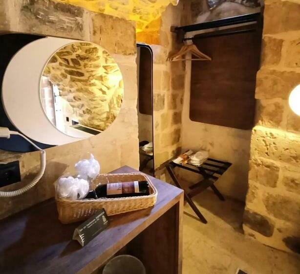 اتاق لوکس, Tuğmaner  Small House Ajar