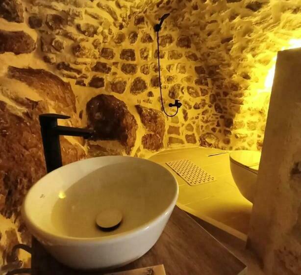 اتاق لوکس, Tuğmaner  Small House Ajar