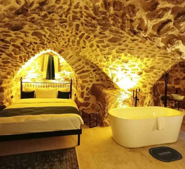 اتاق لوکس, Tuğmaner  Small House Ajar