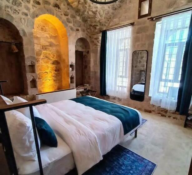 اتاق لوکس با تخت بزرگ, Tuğmaner  Small House Ajar