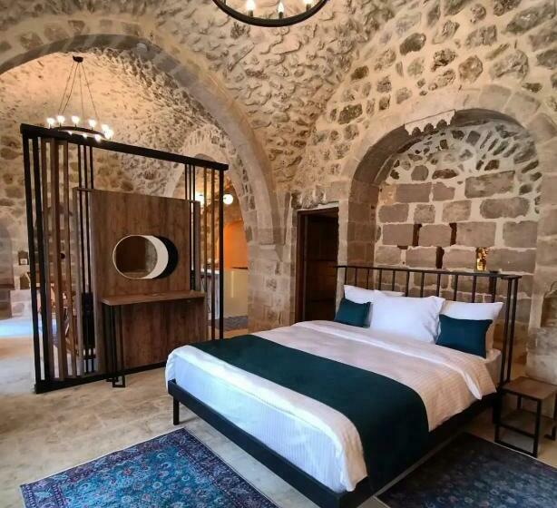 اتاق لوکس با تخت بزرگ, Tuğmaner  Small House Ajar